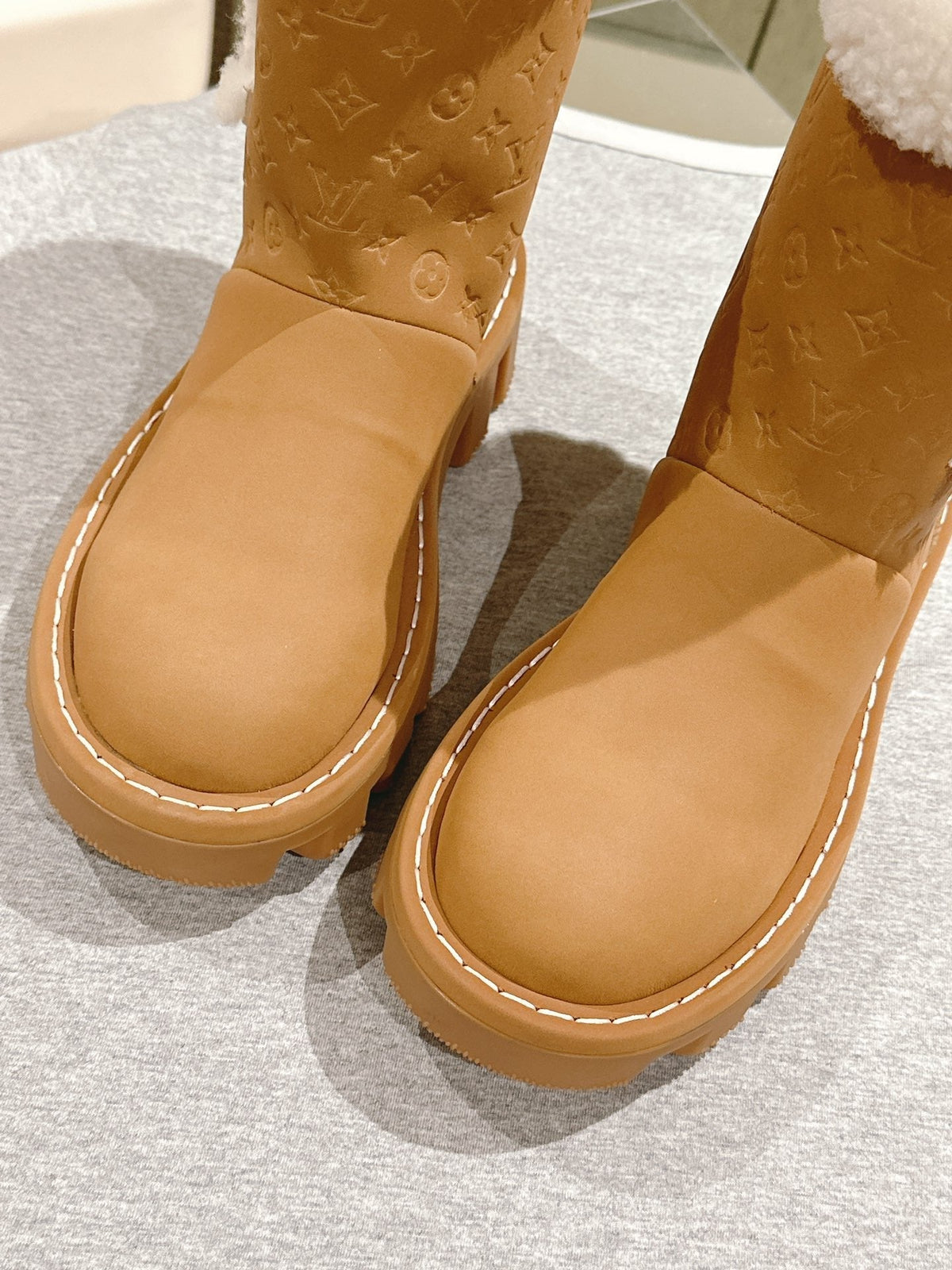 ANKLE BOOTS IN BRONZE BROWN EMBOSSED CALFSKIN AND WHITE SHEARLING