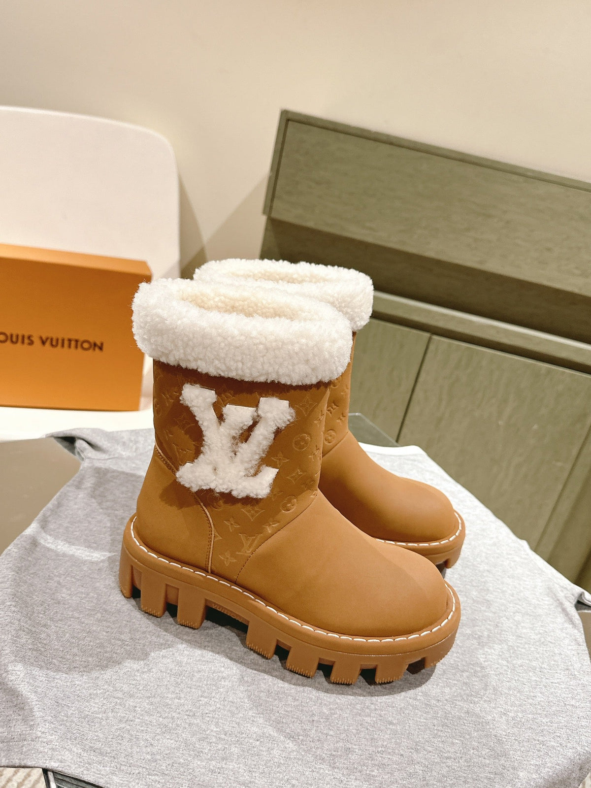 ANKLE BOOTS IN BRONZE BROWN EMBOSSED CALFSKIN AND WHITE SHEARLING