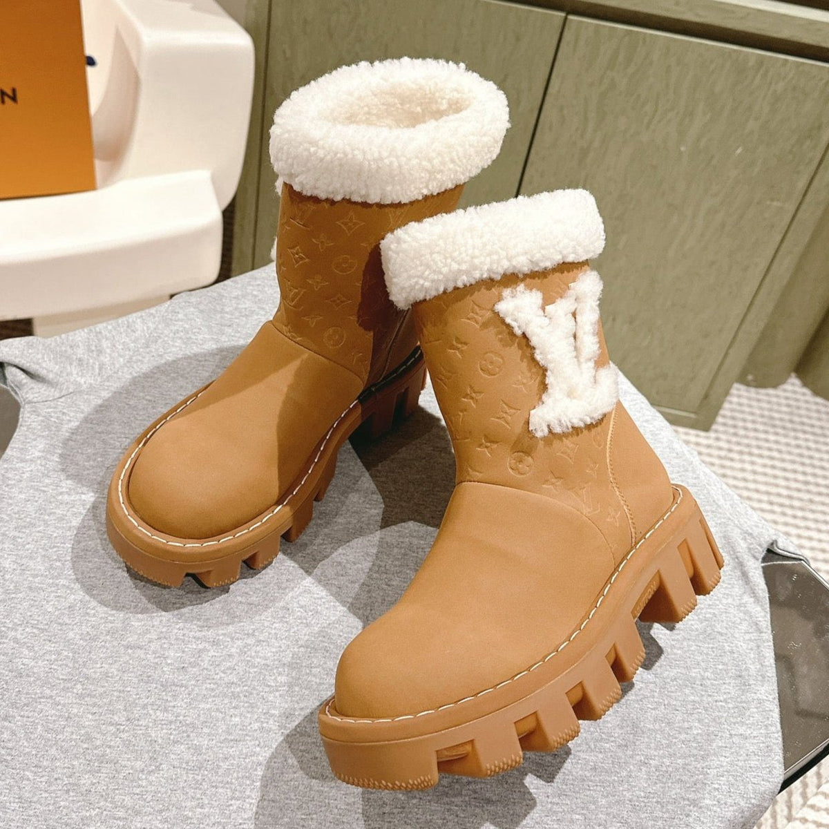ANKLE BOOTS IN BRONZE BROWN EMBOSSED CALFSKIN AND WHITE SHEARLING