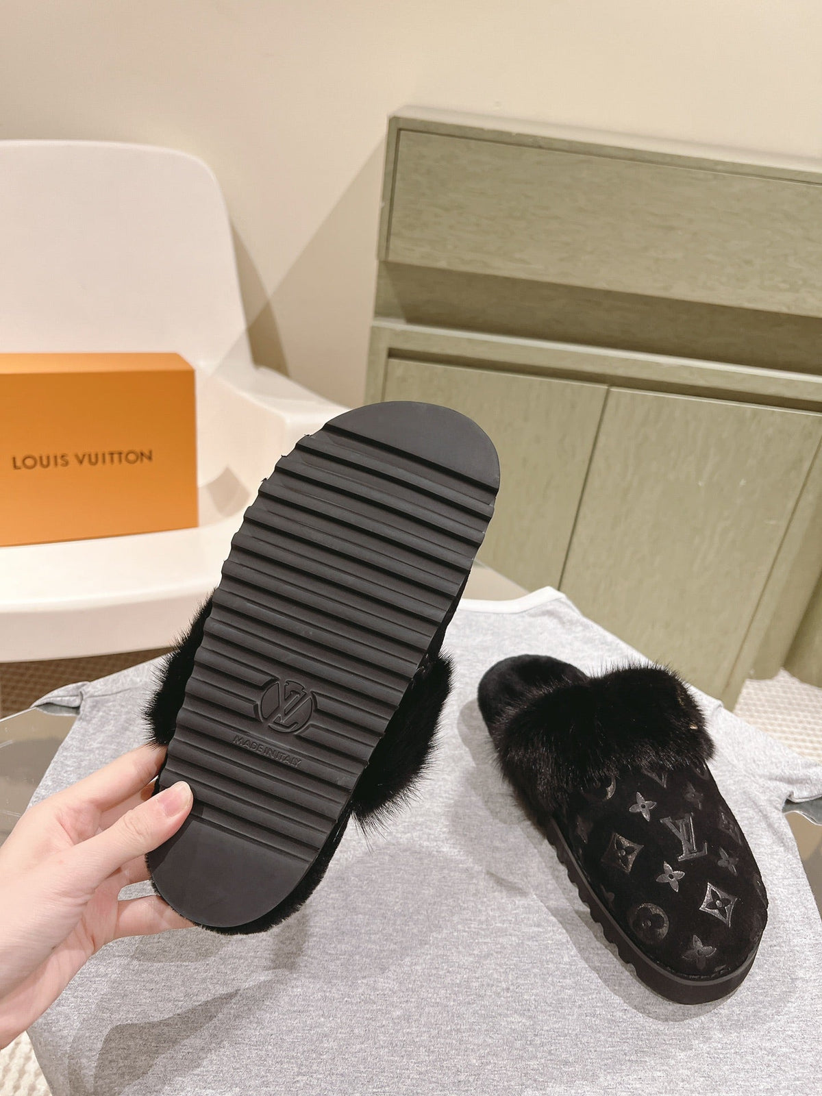 COSY FLAT COMFORT CLOG IN BLACK MONOGRAM LAMB WOOL AND MINK FUR