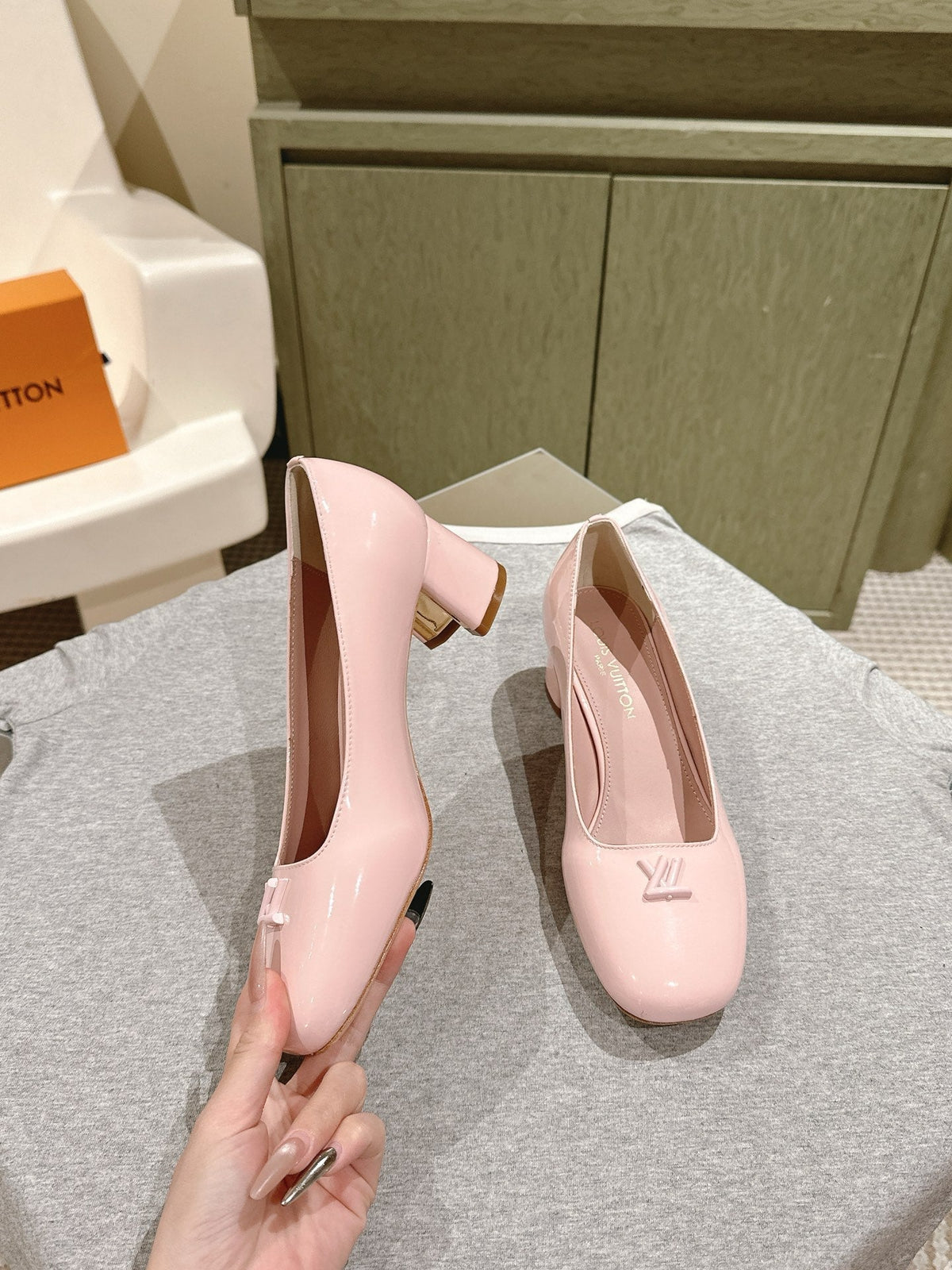 SWING HIGH PUMP 55 MM IN PALE PINK PATENT CALFSKIN
