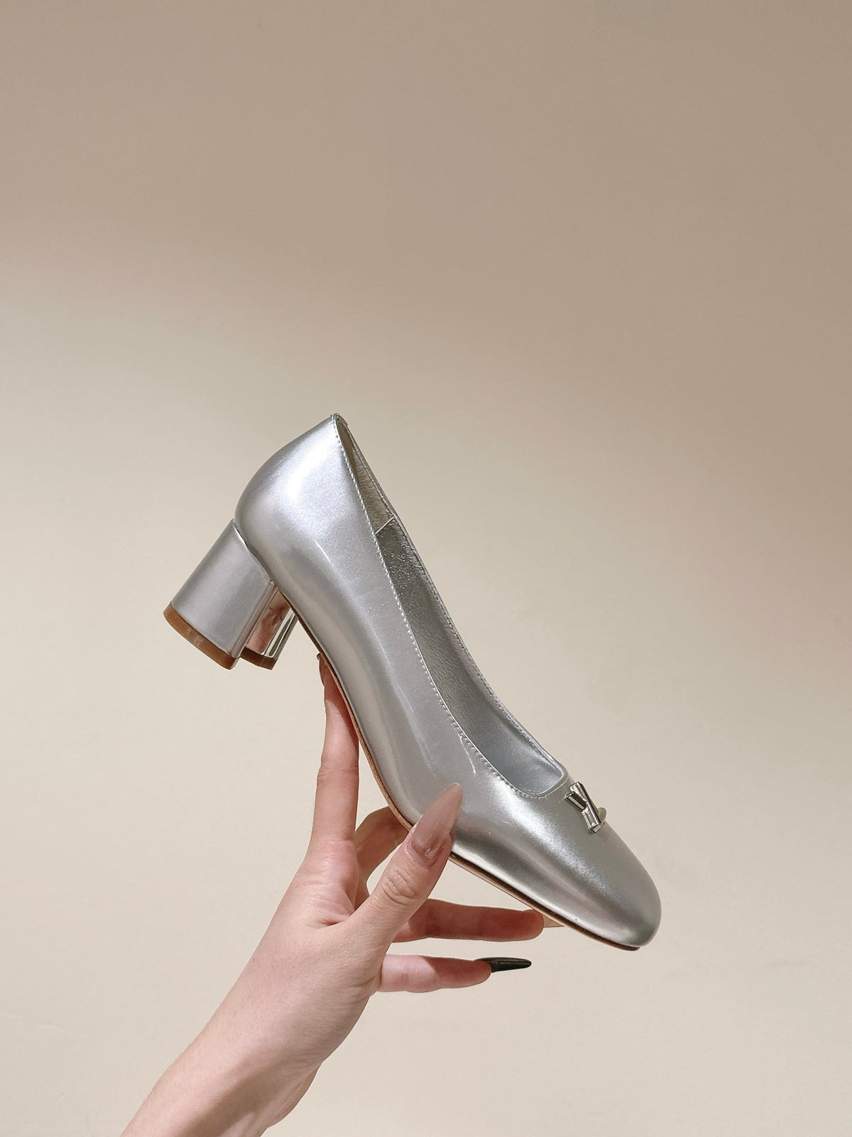 SWING HIGH PUMP 55 MM IN SILVER PATENT CALFSKIN
