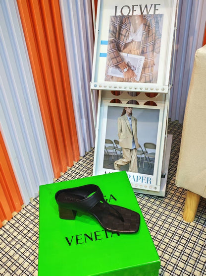 MARELLA THONG IN BLACK CALFSKIN WITH SIGNATURE INTRECCIATO INSOLE
