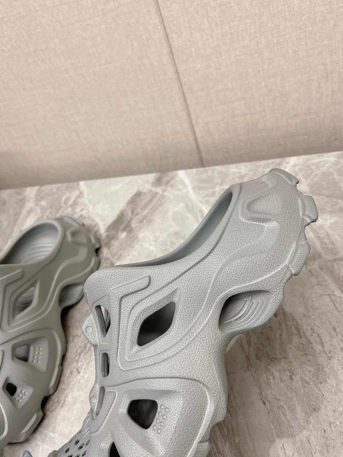 CUT-OUT MULES IN GRAY RUBBER
