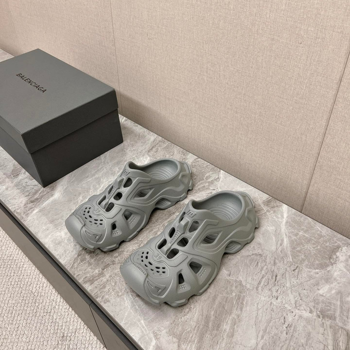 CUT-OUT MULES IN GRAY RUBBER