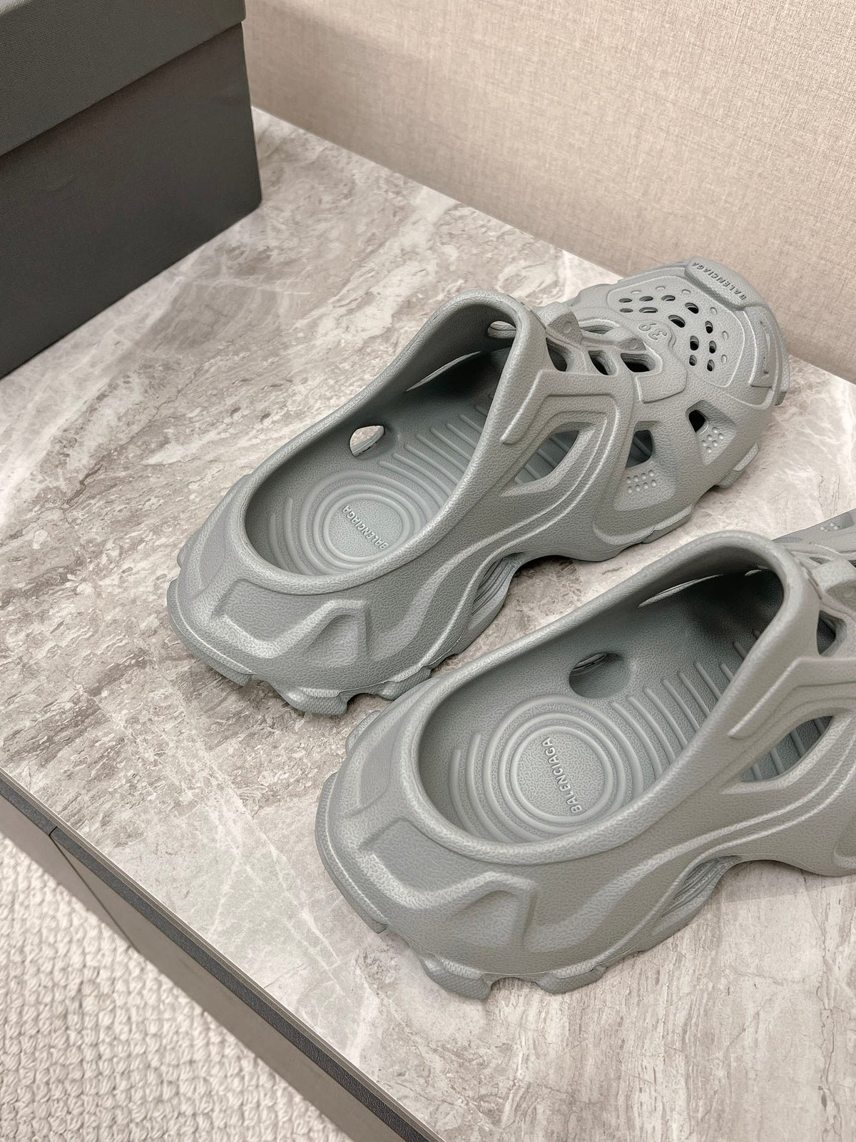 CUT-OUT MULES IN GRAY RUBBER