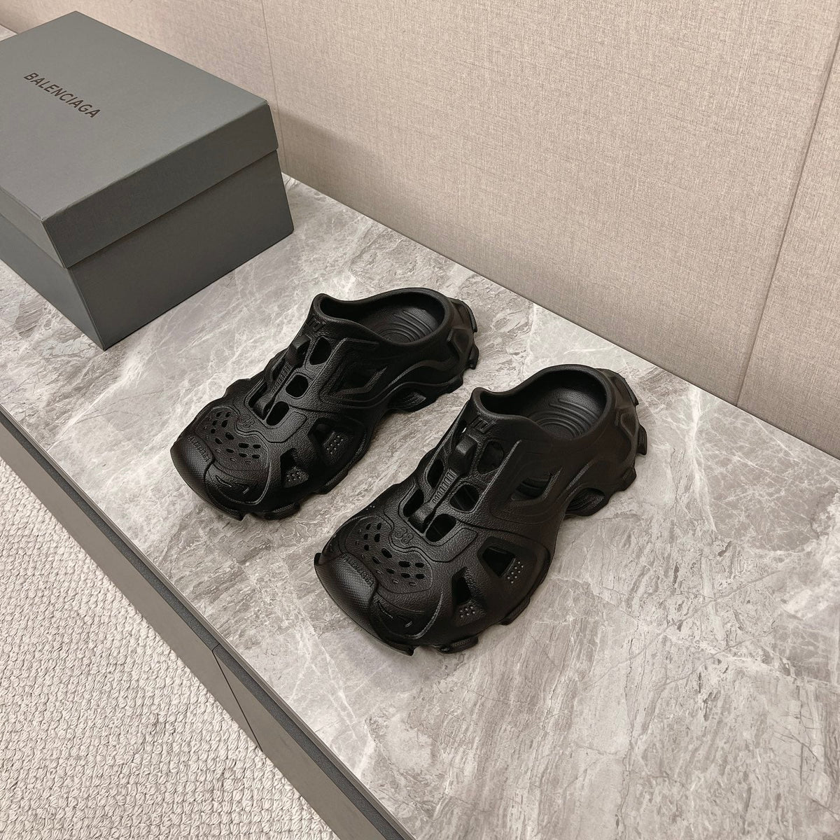 CUT-OUT MULES IN BLACK RUBBER