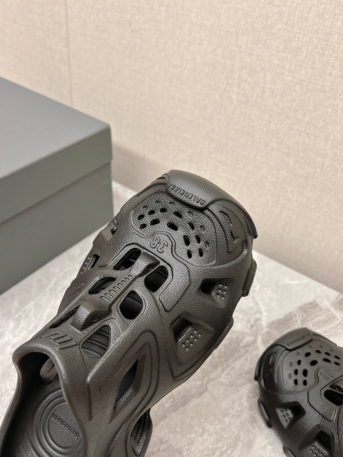 CUT-OUT MULES IN BLACK RUBBER