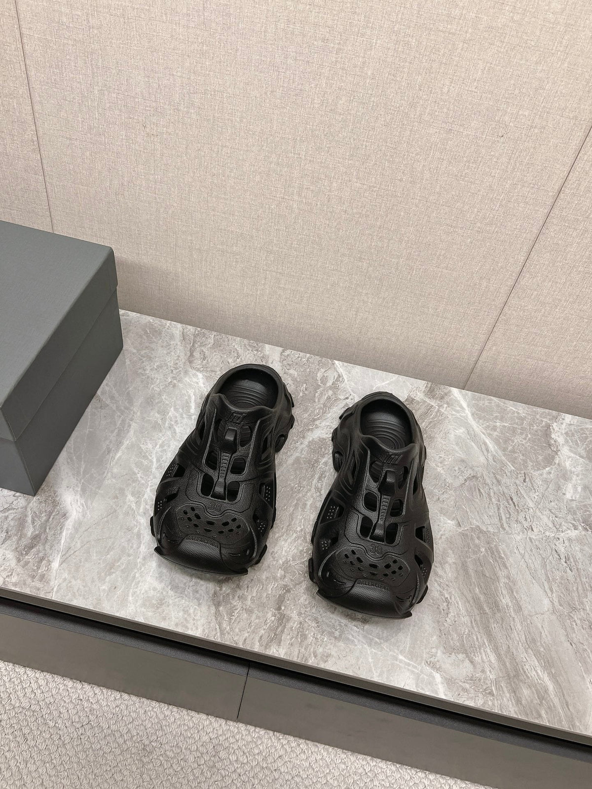 CUT-OUT MULES IN BLACK RUBBER