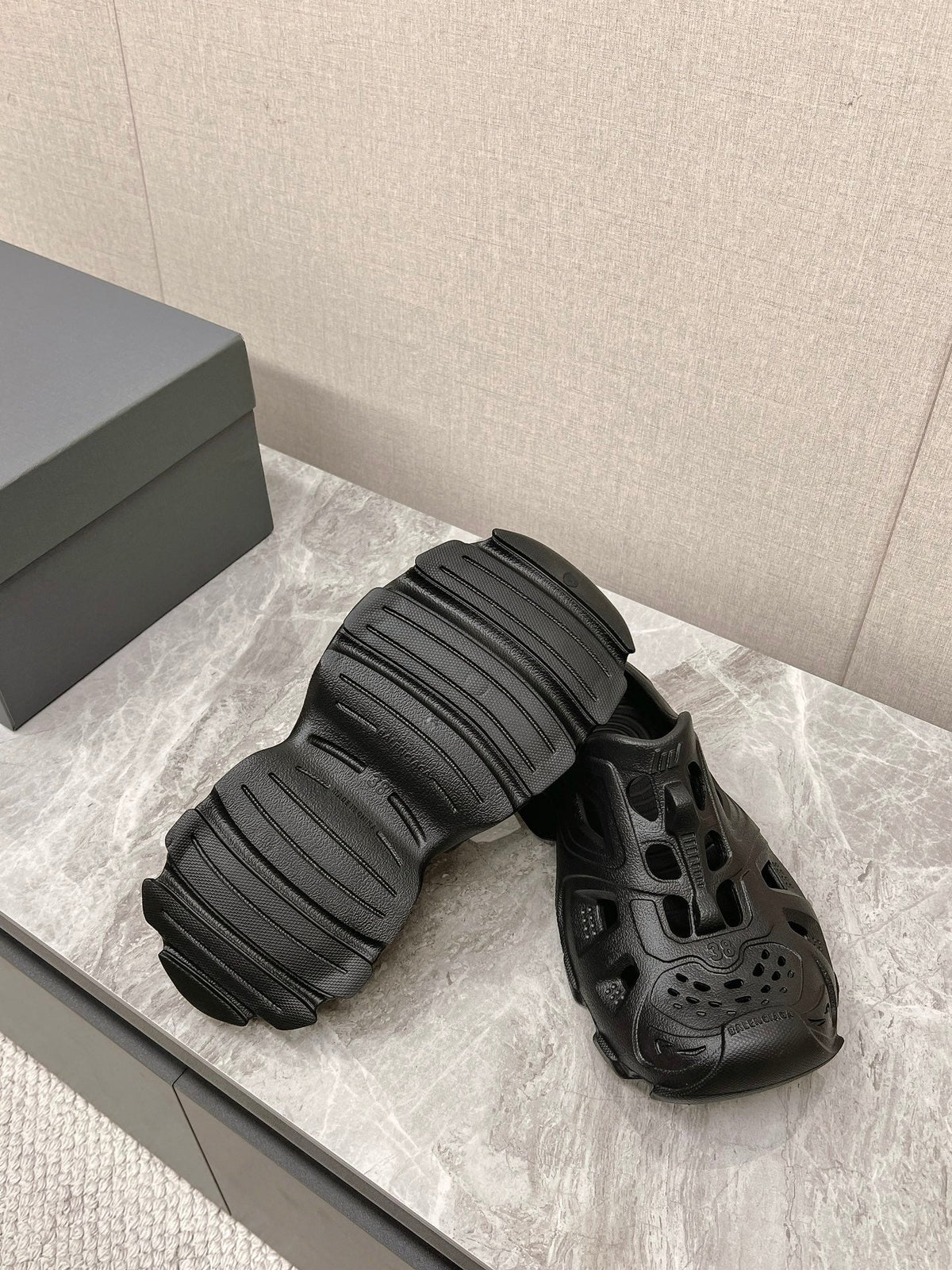 CUT-OUT MULES IN BLACK RUBBER