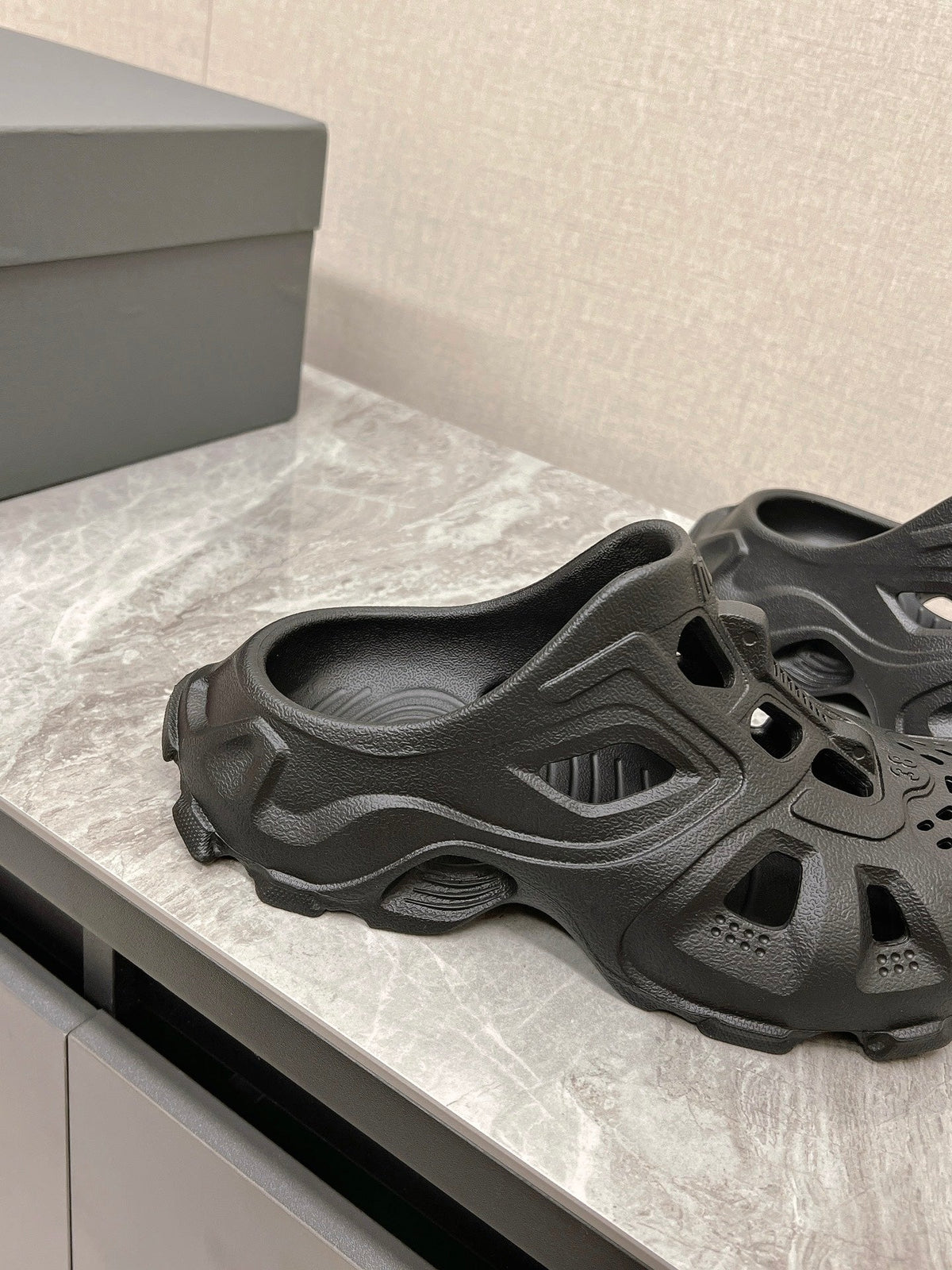 CUT-OUT MULES IN BLACK RUBBER