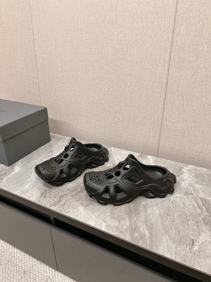 CUT-OUT MULES IN BLACK RUBBER