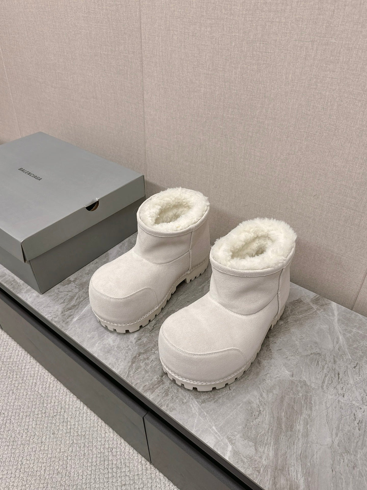 ALASKA BOOTIE IN WHITE SUEDE AND WOOL LINING
