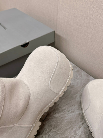 ALASKA BOOTIE IN WHITE SUEDE AND WOOL LINING