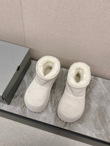 ALASKA BOOTIE IN WHITE SUEDE AND WOOL LINING