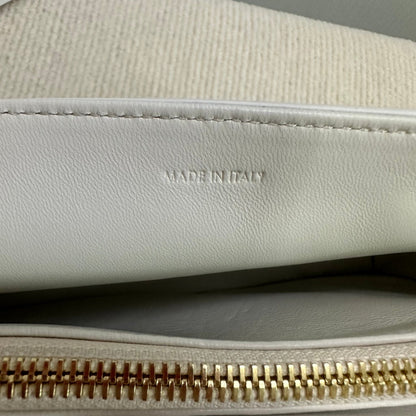MEDIUM VICTOIRE BAG 25 IN WHITE SUPPLE CALFSKIN GOLD HARDWARE