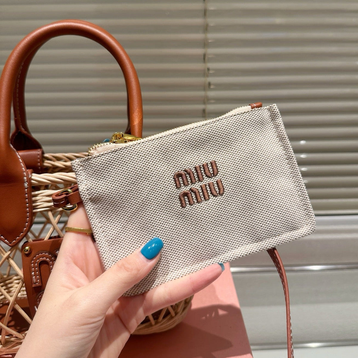 WOVEN HOLLOW BAG 18 IN BEIGE RATTAN AND BROWN CALFSKIN TRIM