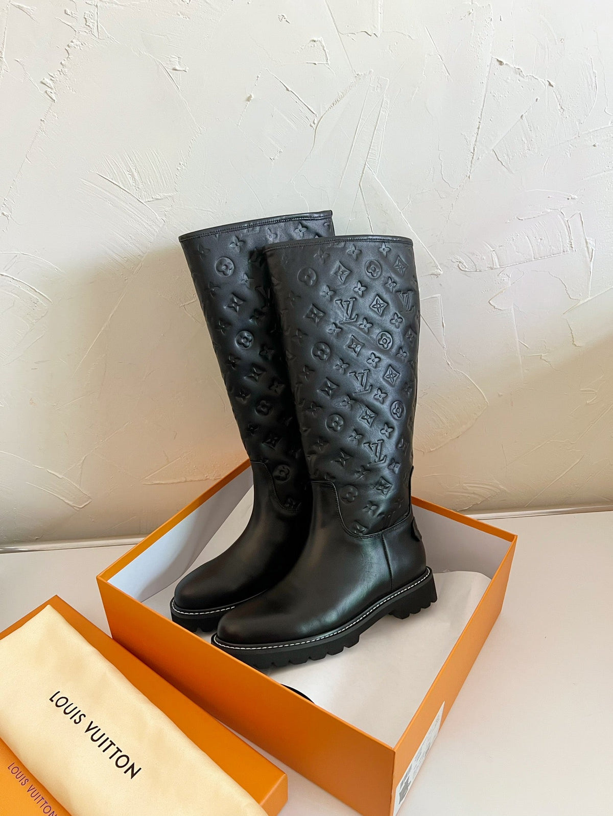TERRITORY FLAT HIGH BOOT IN BLACK EMBOSSED CALFSKIN