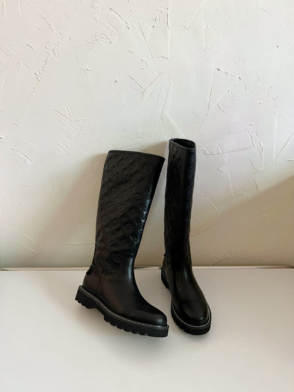 TERRITORY FLAT HIGH BOOT IN BLACK EMBOSSED CALFSKIN