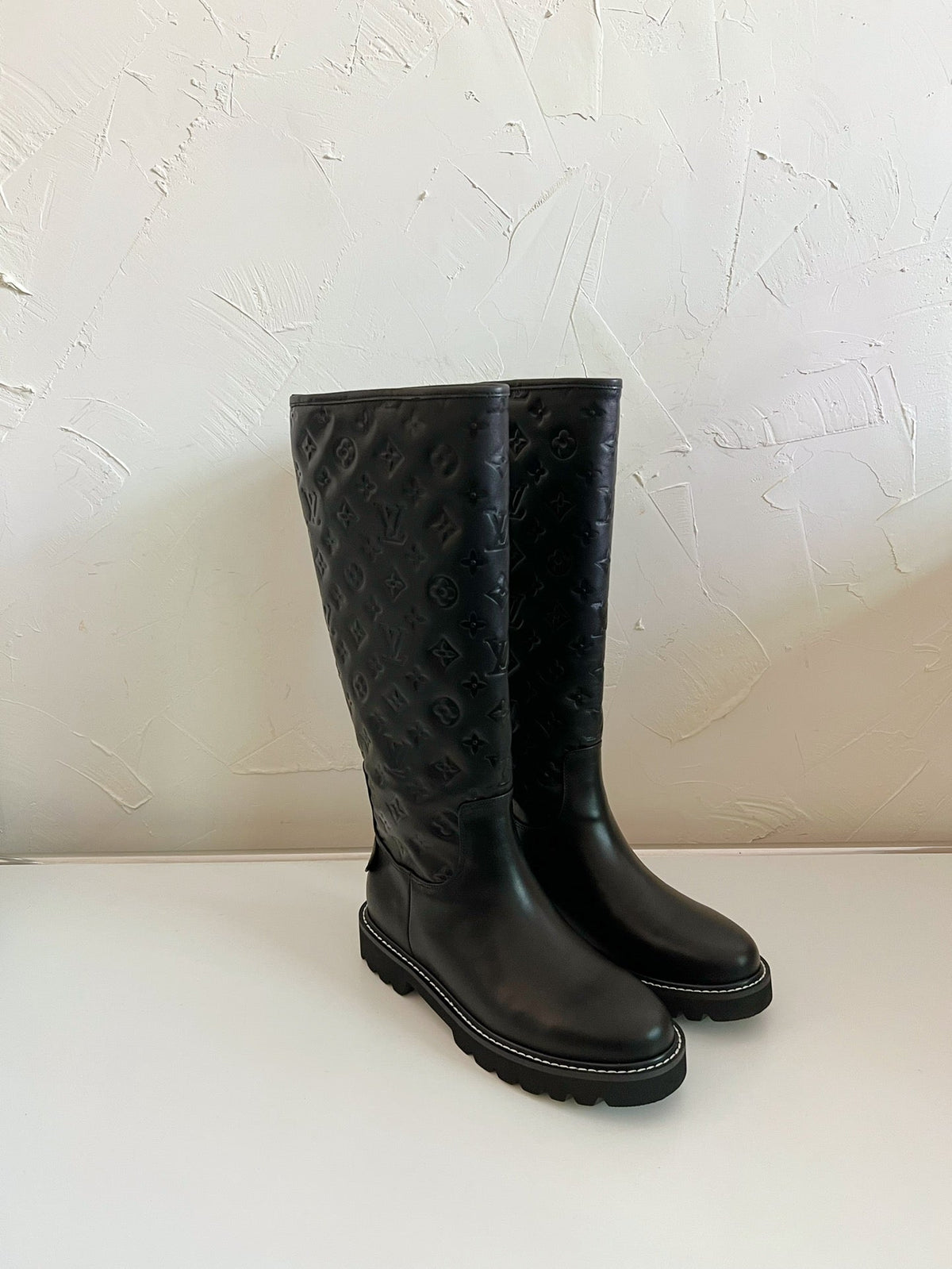 TERRITORY FLAT HIGH BOOT IN BLACK EMBOSSED CALFSKIN