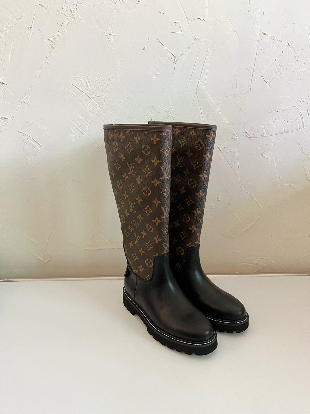 TERRITORY FLAT HIGH BOOT IN BLACK MIX CHOCOLATE BROWN MONOGRAM CALFSKIN