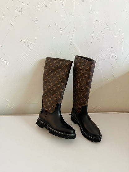 TERRITORY FLAT HIGH BOOT IN BLACK MIX CHOCOLATE BROWN MONOGRAM CALFSKIN