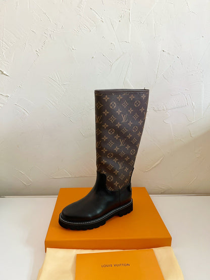 TERRITORY FLAT HIGH BOOT IN BLACK MIX CHOCOLATE BROWN MONOGRAM CALFSKIN