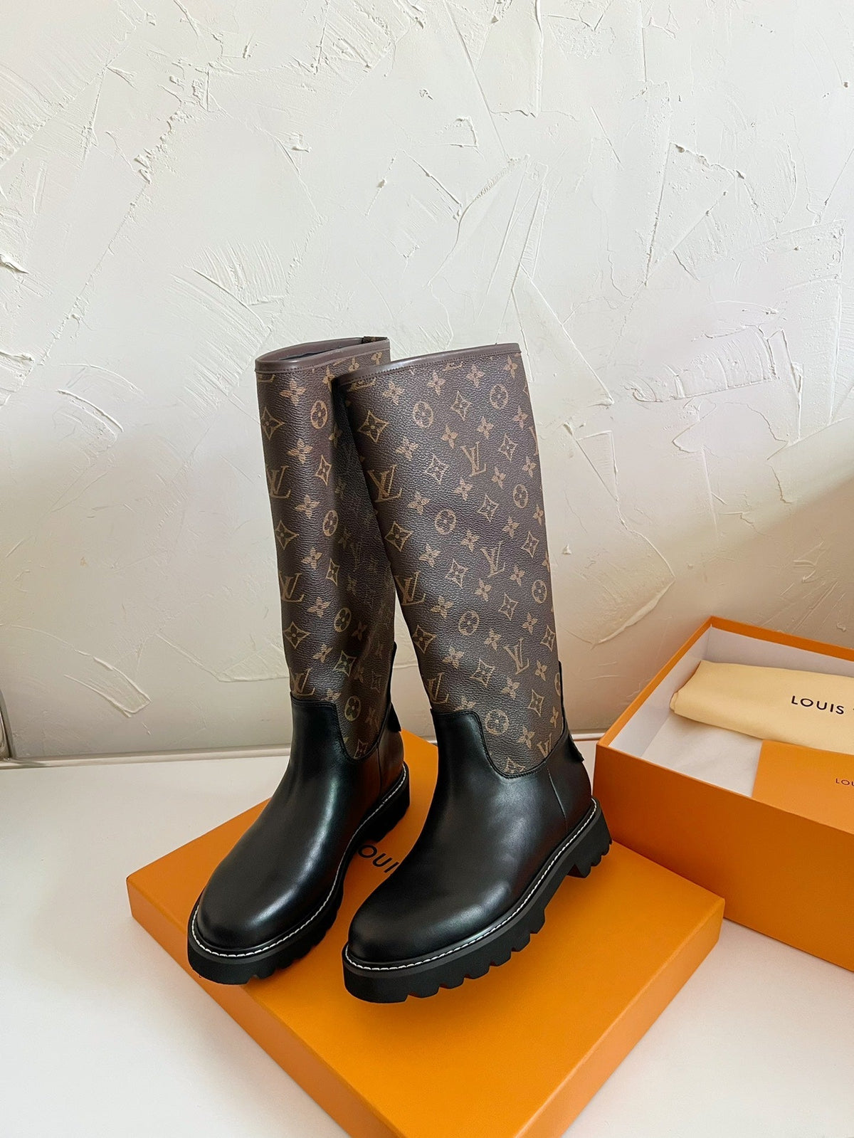 TERRITORY FLAT HIGH BOOT IN BLACK MIX CHOCOLATE BROWN MONOGRAM CALFSKIN