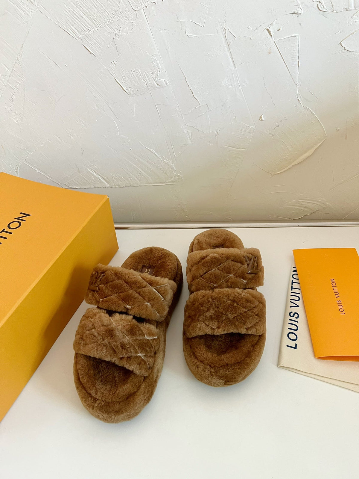 LV SUNSET PLATFORM COMFORT MULE IN CHOCOLATE BROWN SHEARLING
