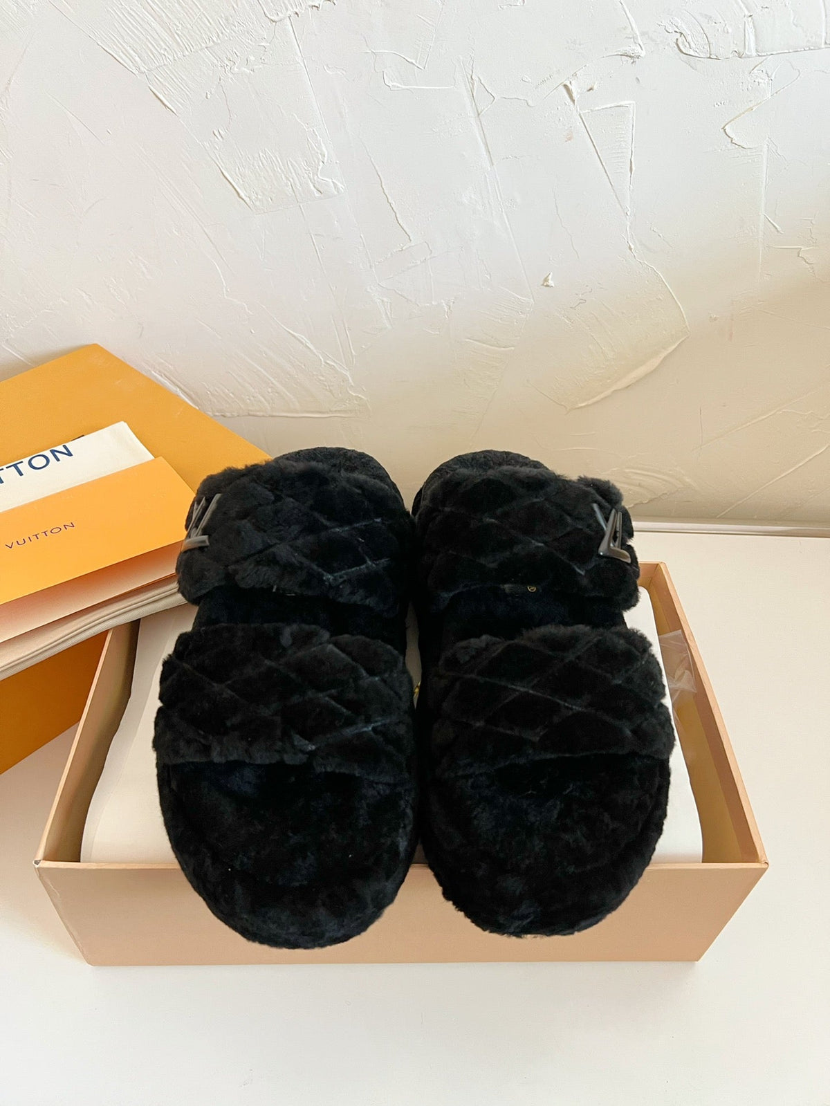 LV SUNSET PLATFORM COMFORT MULE IN BLACK SHEARLING