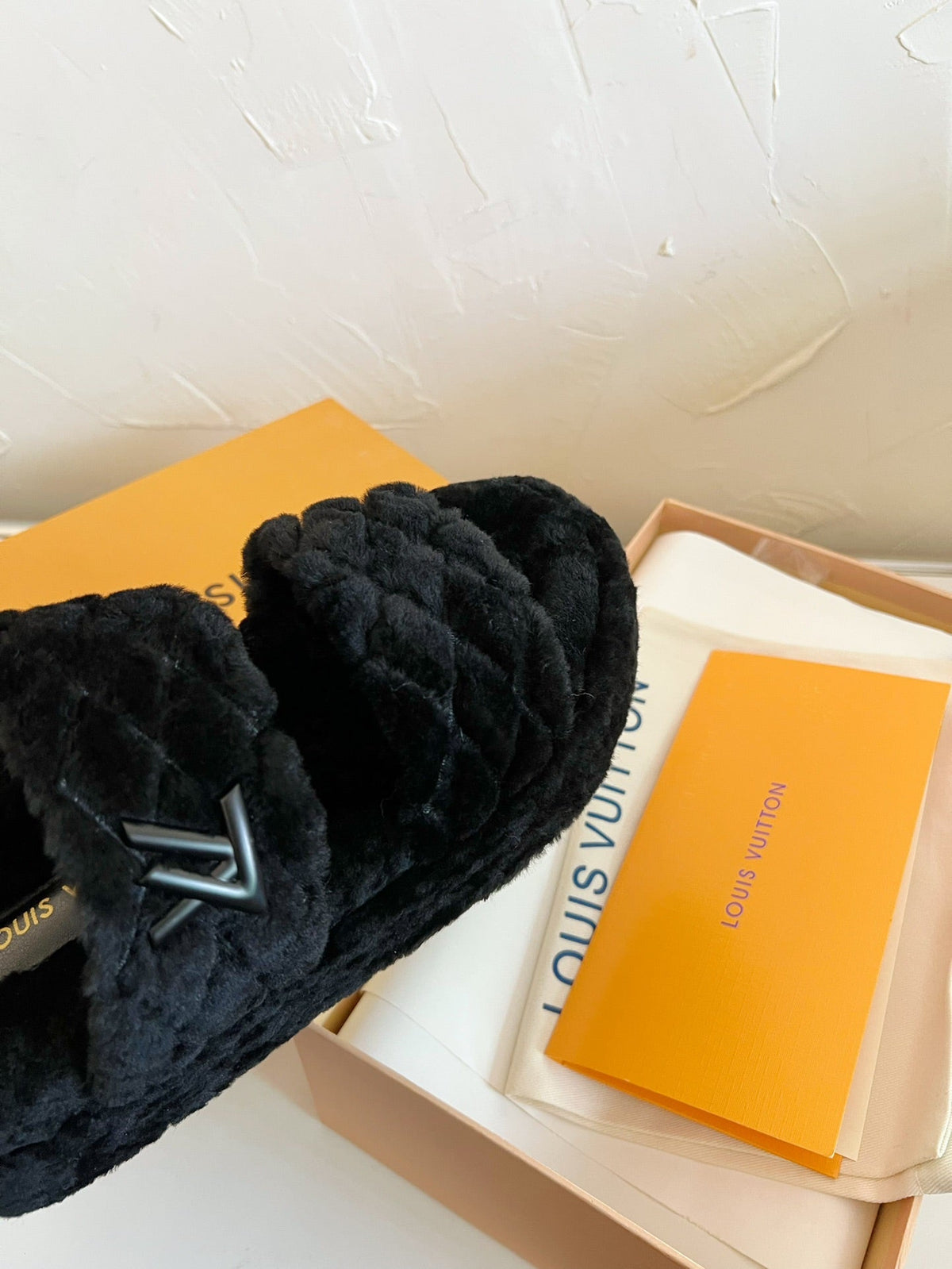 LV SUNSET PLATFORM COMFORT MULE IN BLACK SHEARLING