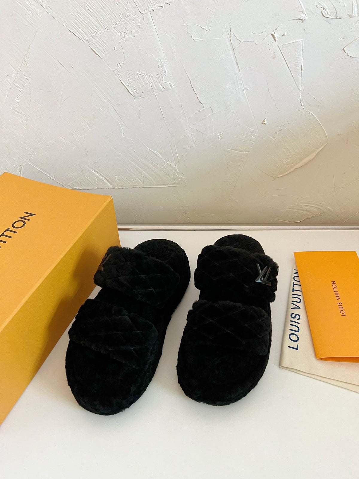 LV SUNSET PLATFORM COMFORT MULE IN BLACK SHEARLING