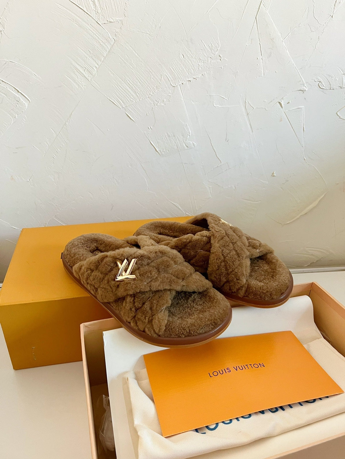 LV BLISS COMFORT MULE IN CHOCOLATE BROWN SHEARLING