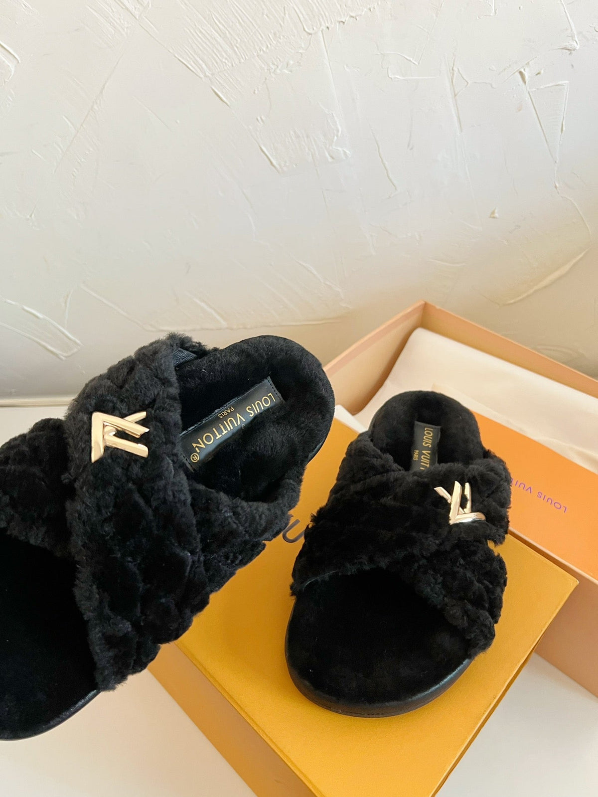 LV BLISS COMFORT MULE IN BLACK SHEARLING