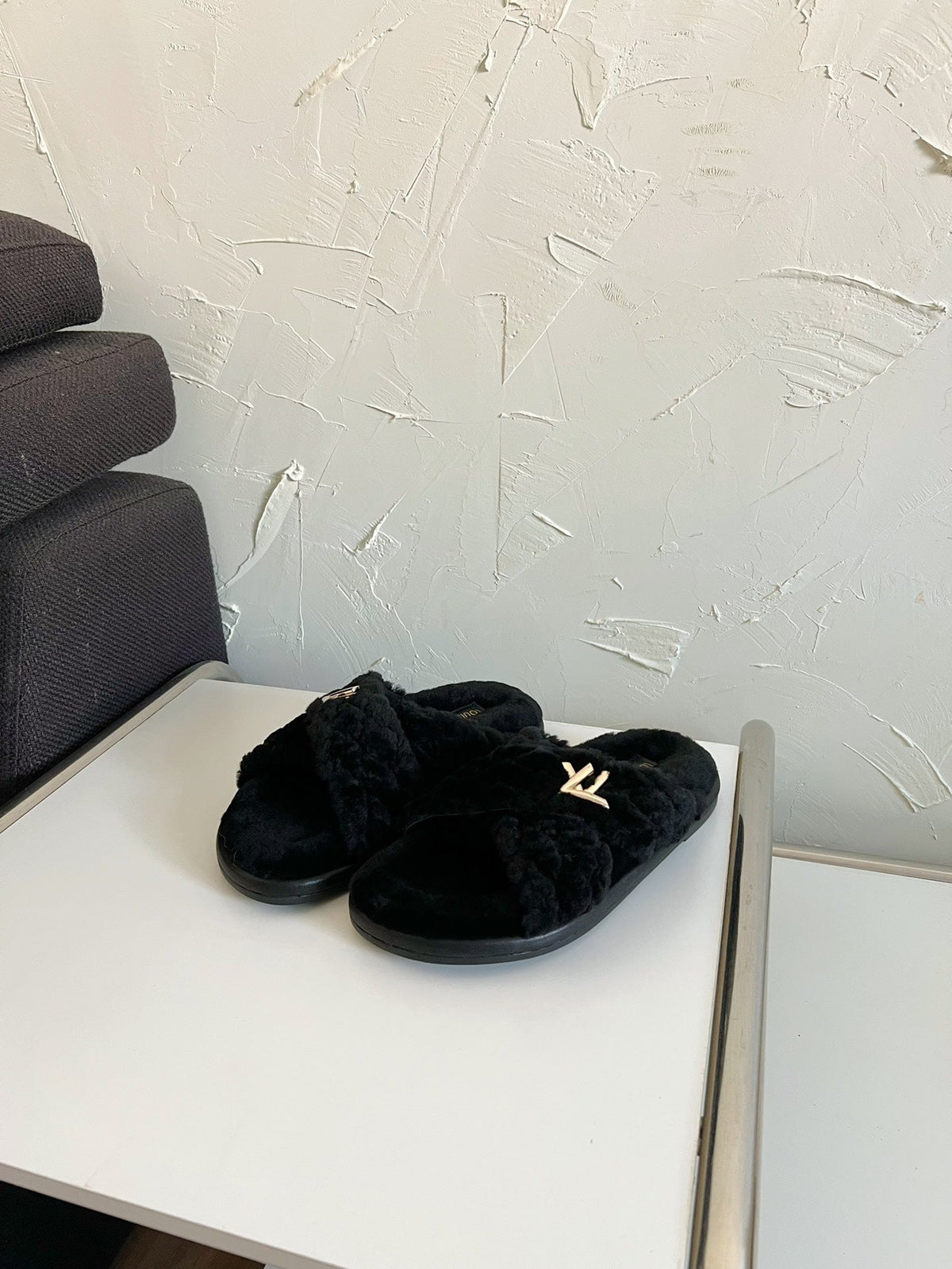 LV BLISS COMFORT MULE IN BLACK SHEARLING