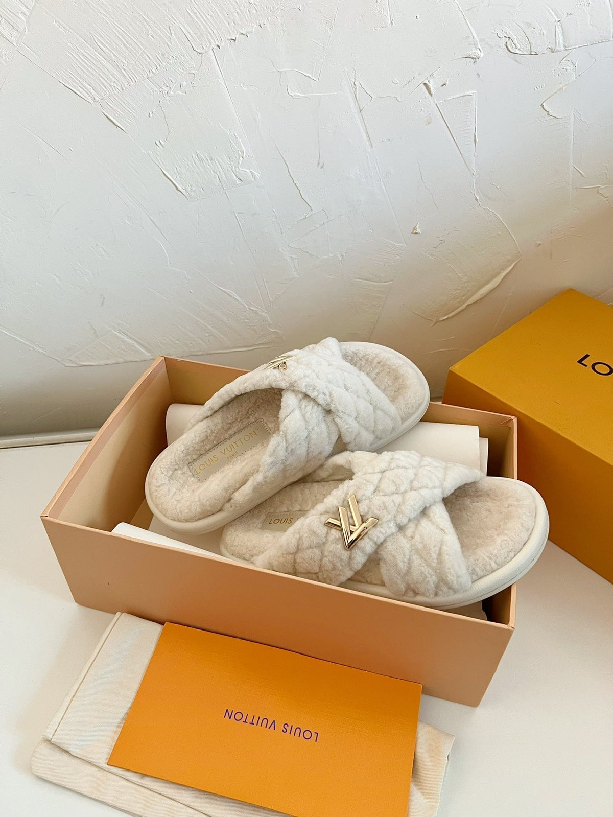 LV BLISS COMFORT MULE IN BEIGE SHEARLING
