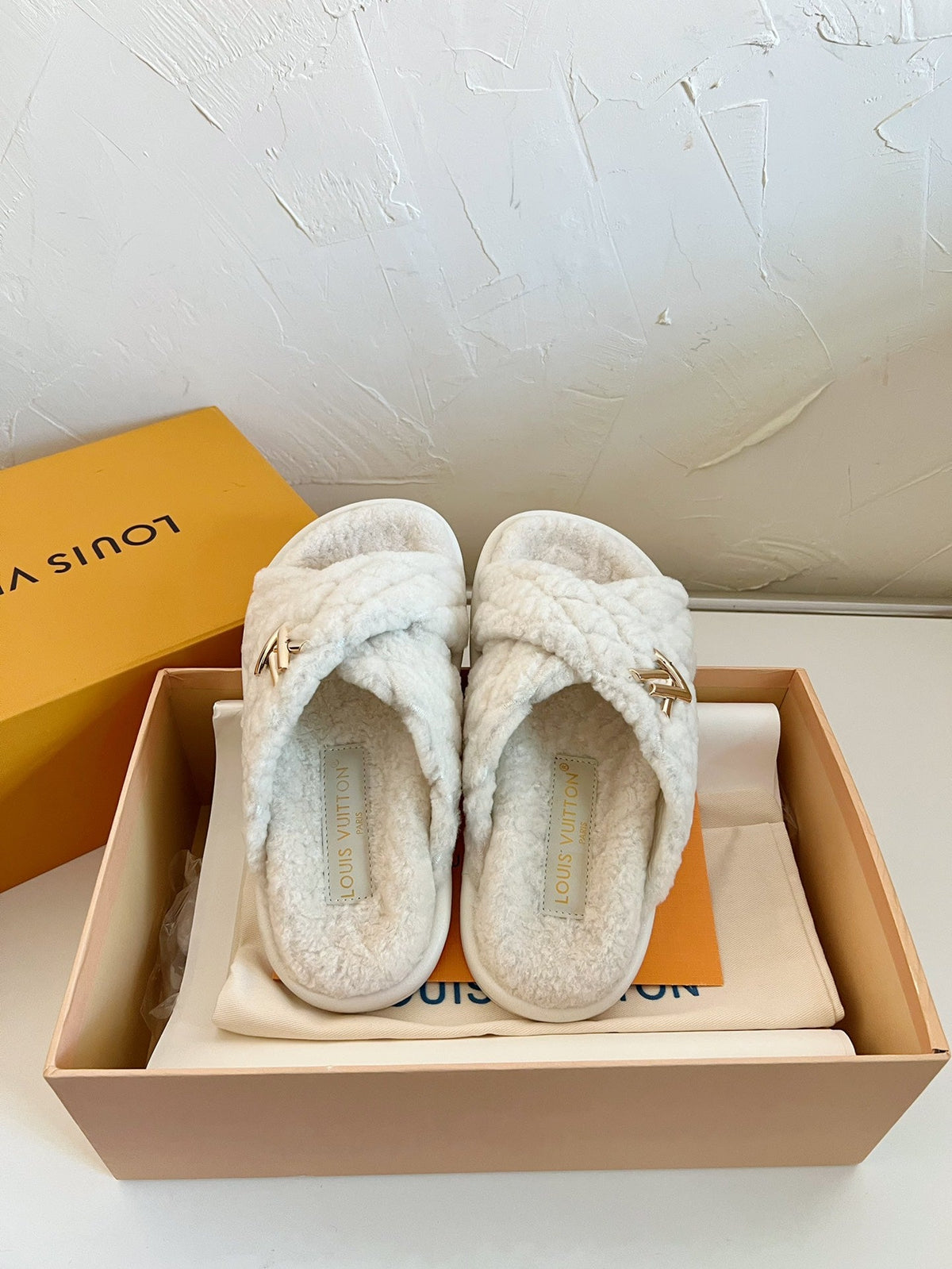 LV BLISS COMFORT MULE IN BEIGE SHEARLING