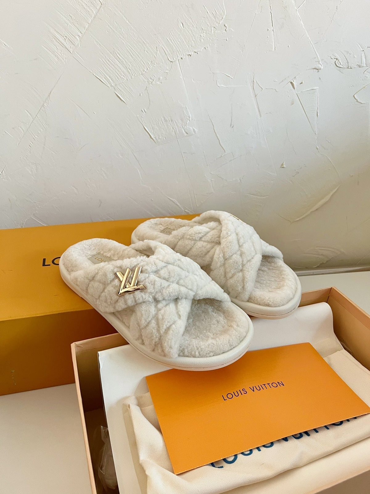 LV BLISS COMFORT MULE IN BEIGE SHEARLING