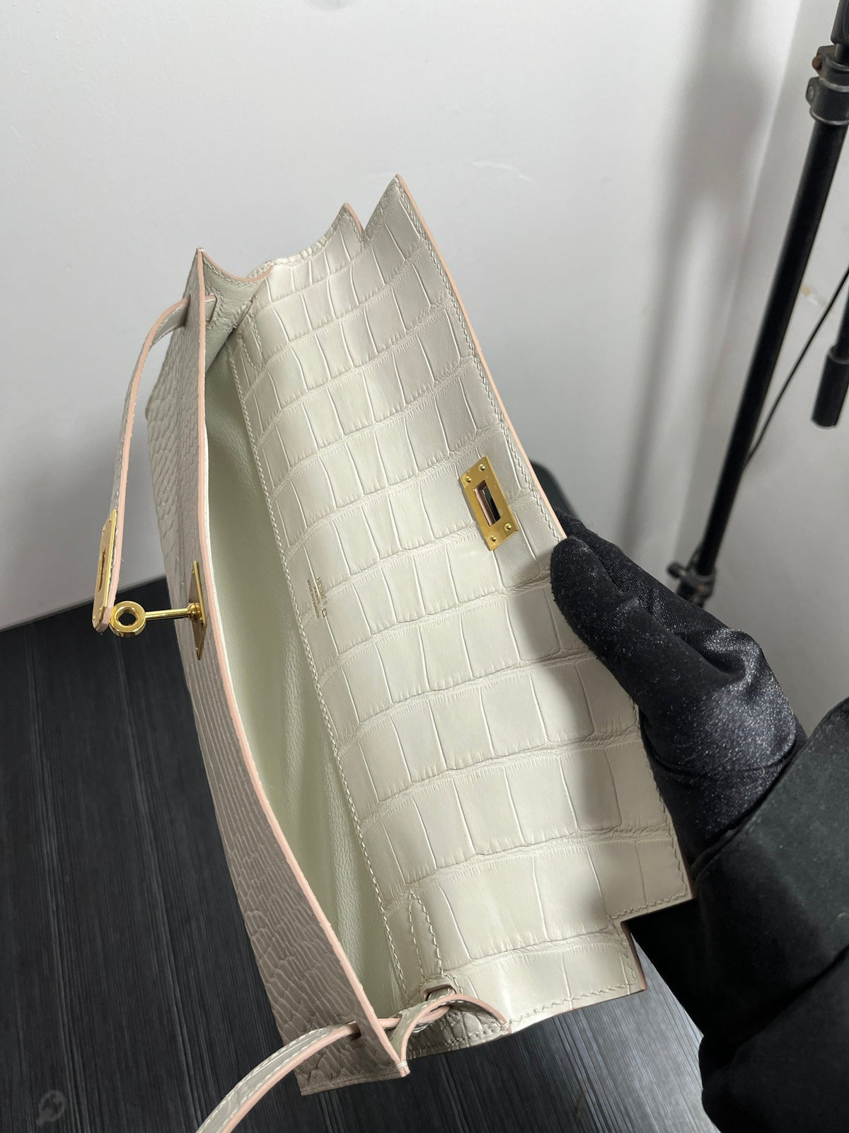KELLY CUT 31 IN WHITE SHINNY ALLIGATOR LEATHER WITH GOLD HARDWARE