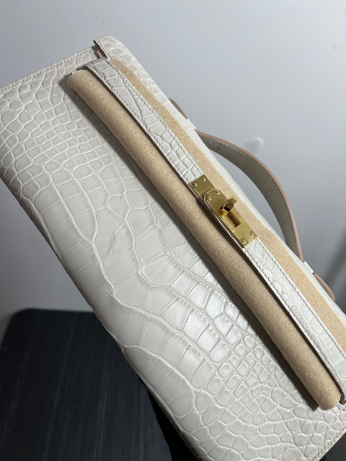 KELLY CUT 31 IN WHITE SHINNY ALLIGATOR LEATHER WITH GOLD HARDWARE