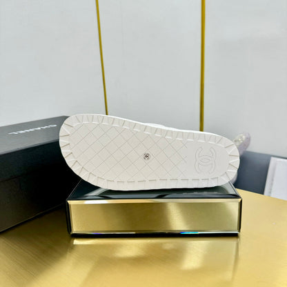 THICK-SOLED SLIDE IN WHITE LAMBSKIN AND WOOL LINING