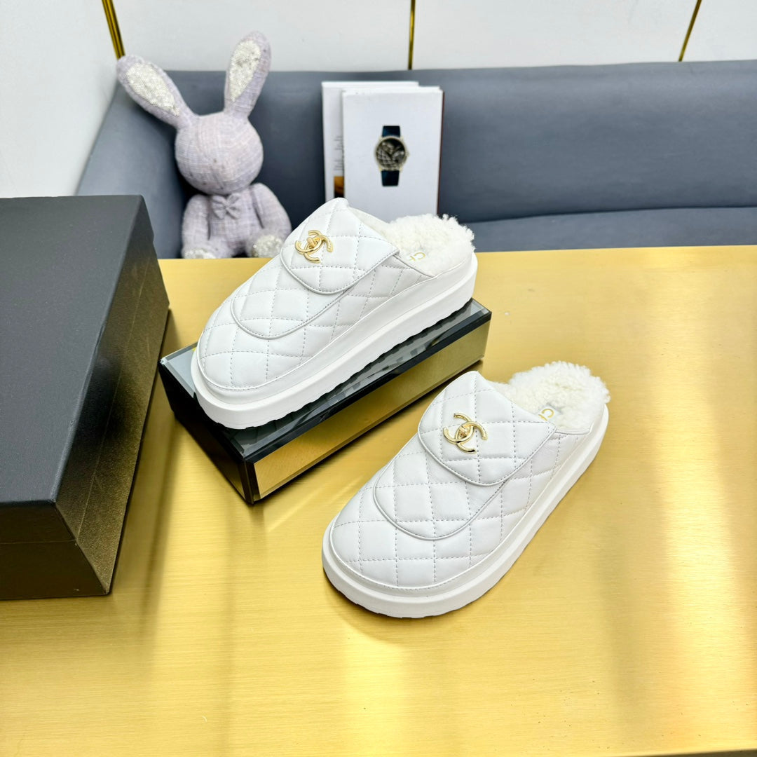 THICK-SOLED SLIDE IN WHITE LAMBSKIN AND WOOL LINING