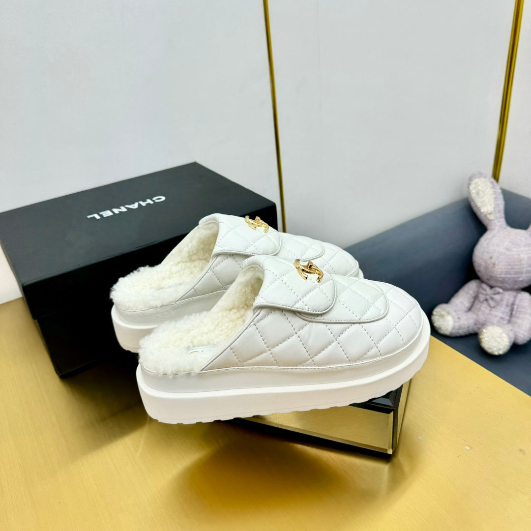 THICK-SOLED SLIDE IN WHITE LAMBSKIN AND WOOL LINING
