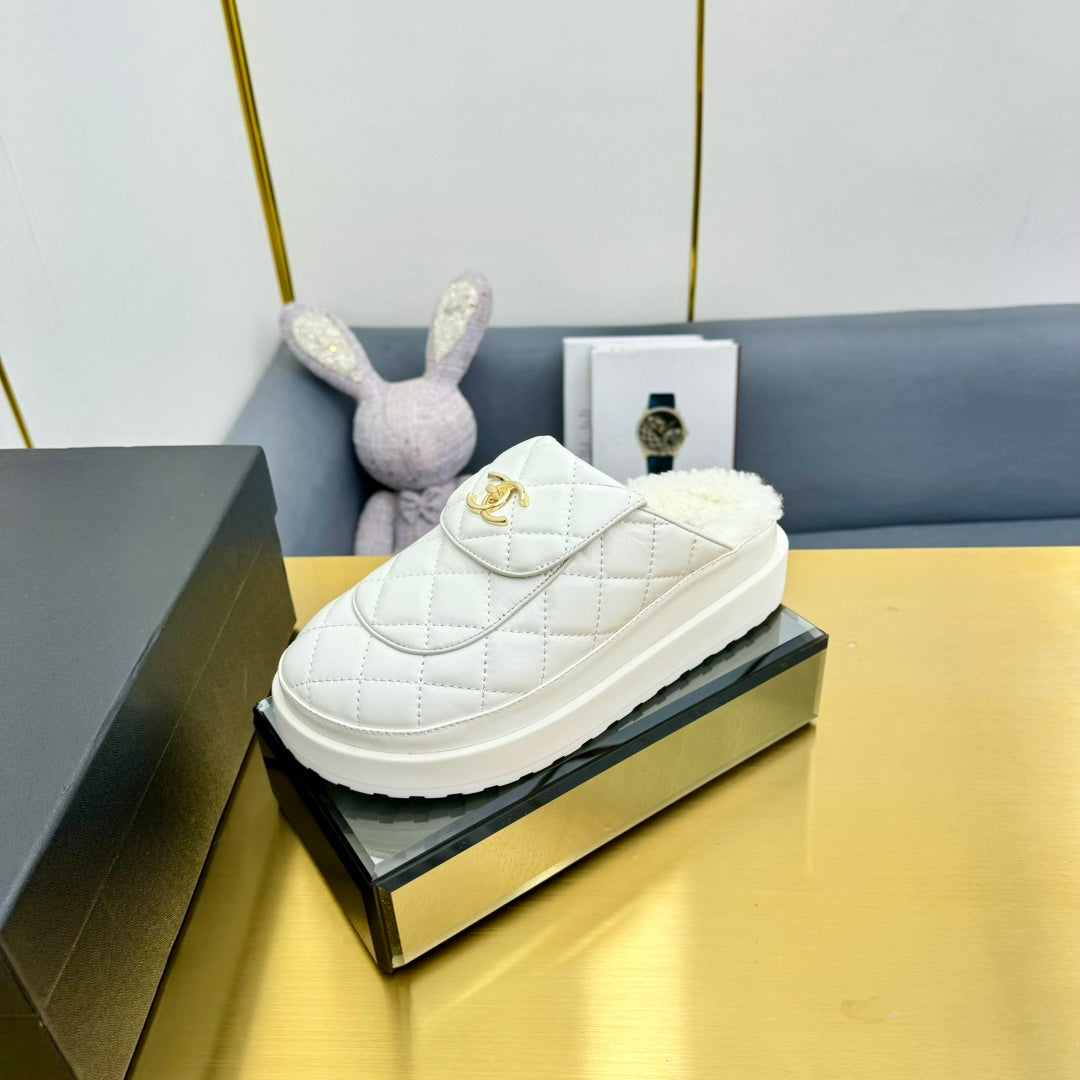 THICK-SOLED SLIDE IN WHITE LAMBSKIN AND WOOL LINING