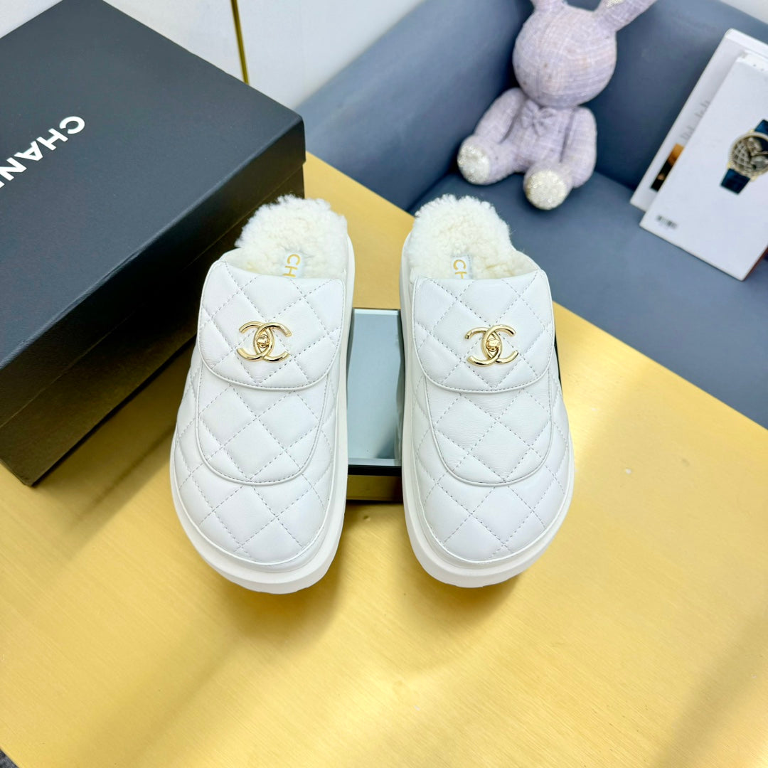 THICK-SOLED SLIDE IN WHITE LAMBSKIN AND WOOL LINING