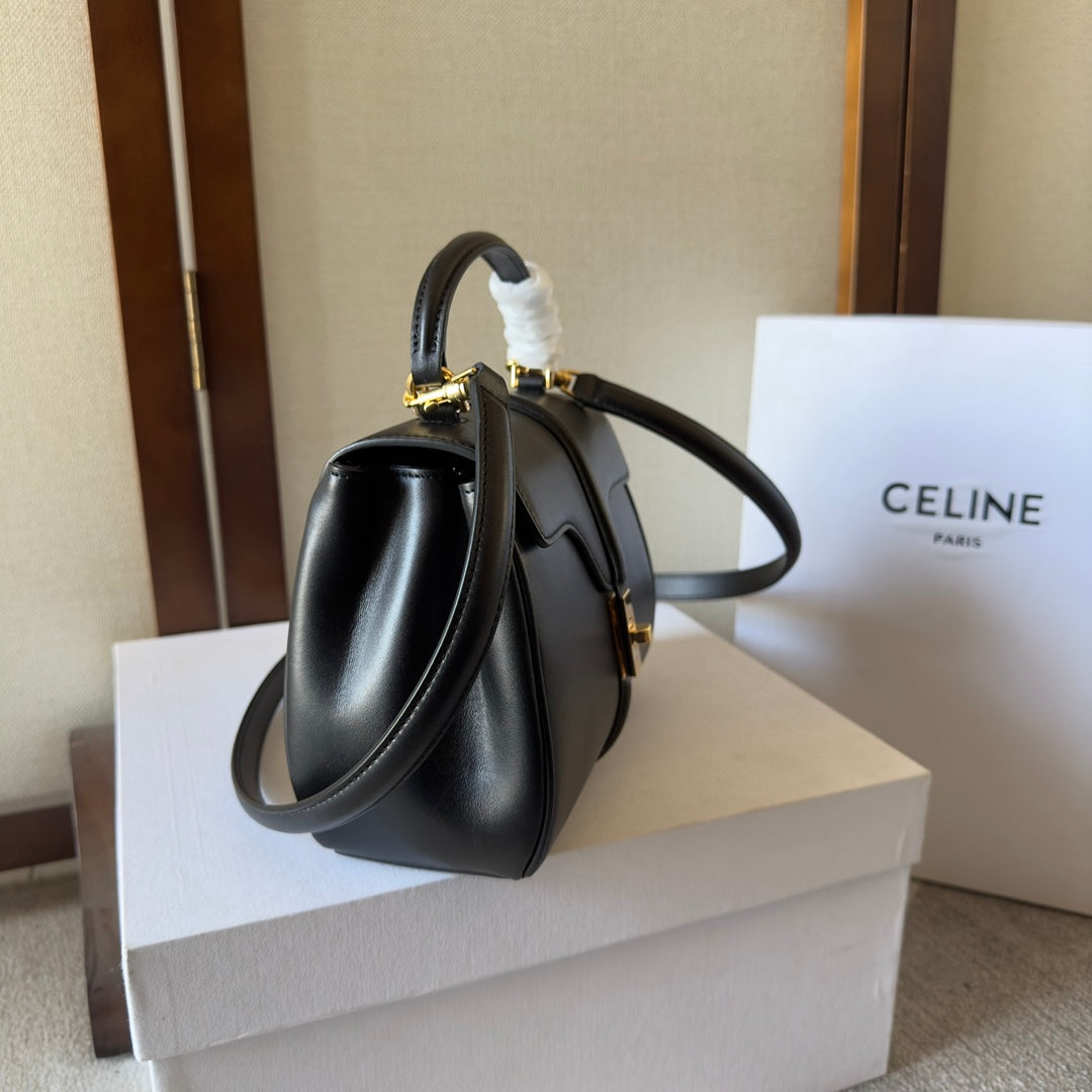 CLASSIQUE BAG 17 IN BLACK CALFSKIN GOLD HARDWARE