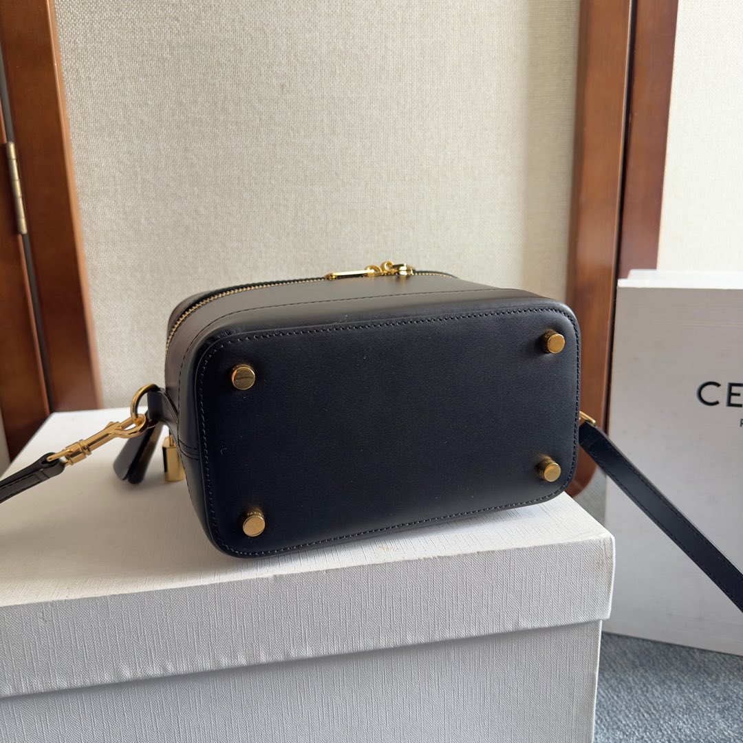 VANITY 18 IN BLACK SMOOTH CALFSKIN GOLD HARDWARE