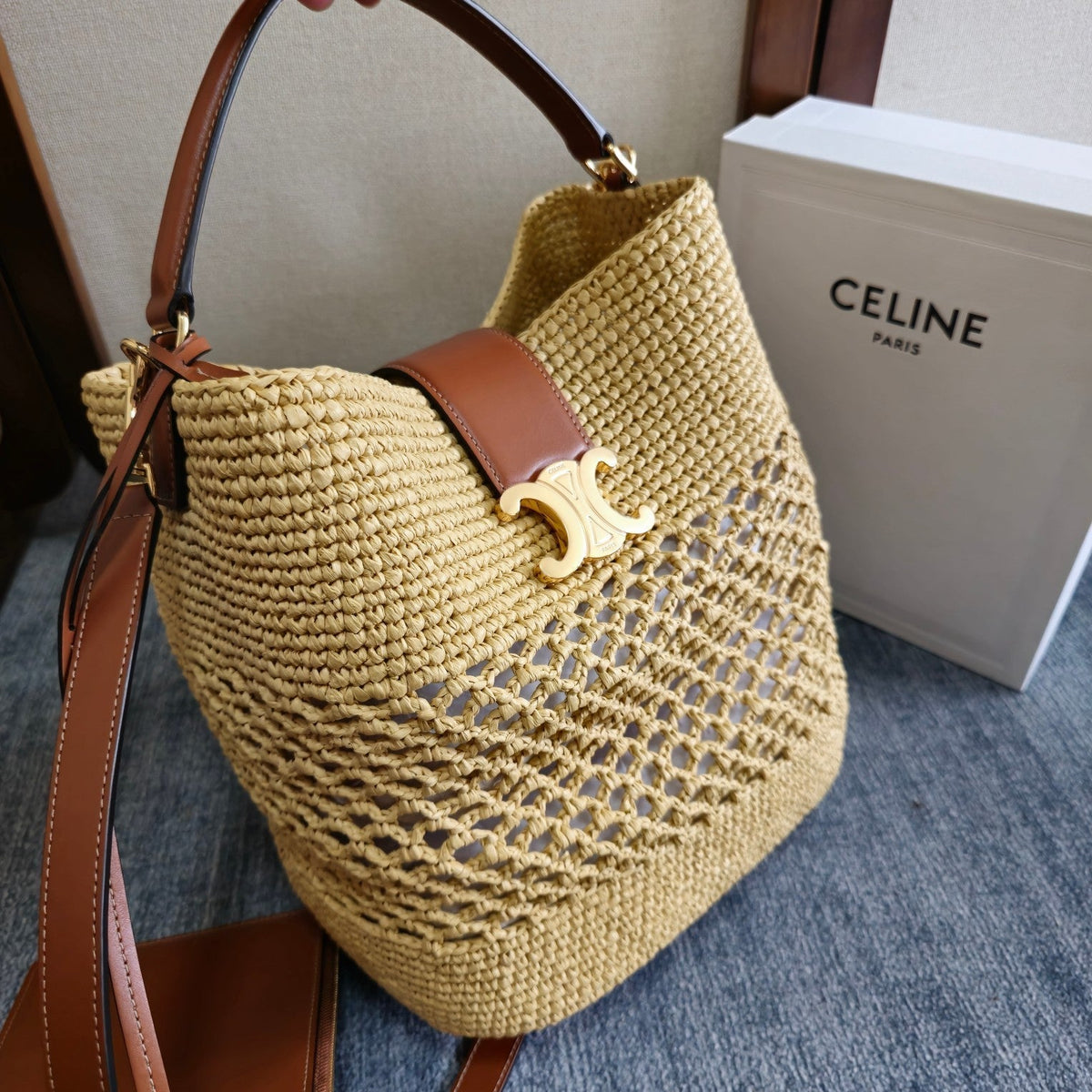 SMALL LOUISE BUCKET 25 IN BEIGE RAFFIA AND CALFSKIN