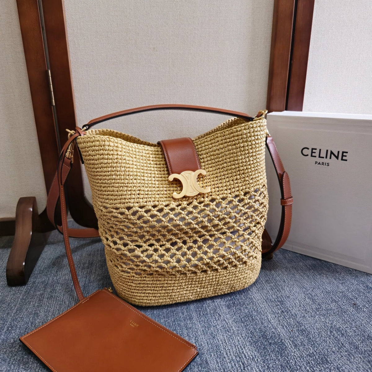 SMALL LOUISE BUCKET 25 IN BEIGE RAFFIA AND CALFSKIN