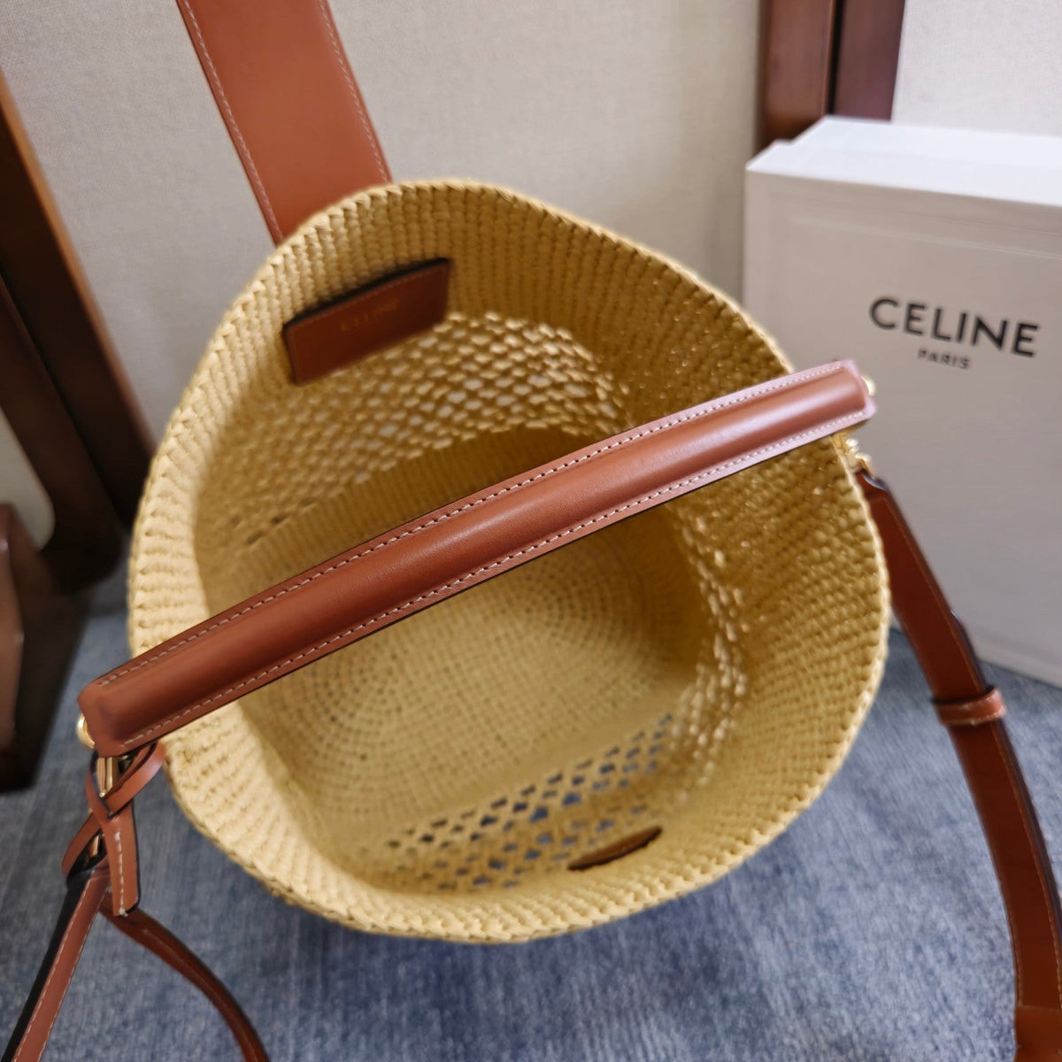 SMALL LOUISE BUCKET 25 IN BEIGE RAFFIA AND CALFSKIN